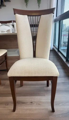 Vendo 8 cadeiras de jantar clássicas, sendo R$ 500,00 cada