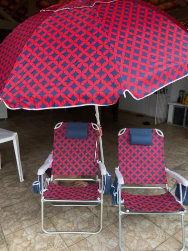 Conjunto cadeira e guarda sol