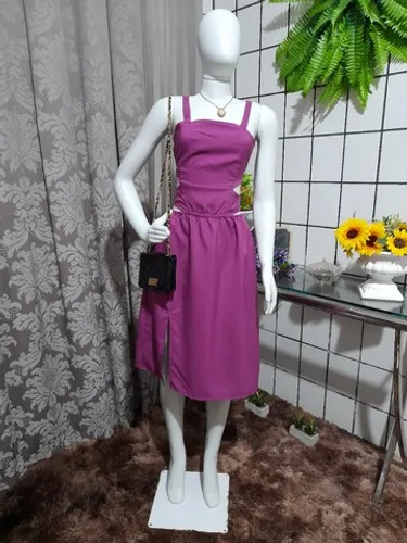 Vestido com fenda, amarra atrás, elástico na cintura. 