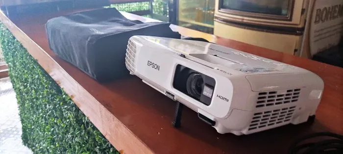 Projetor Profissional Epson X24+ com Alexa (Fire Stick 4k max 16GB) e lona retrátil 