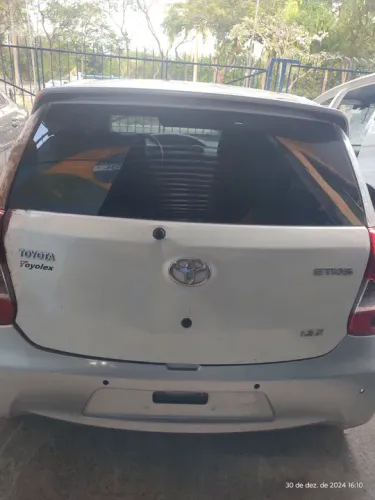 tampa traseira Toyota Etios Hatch 