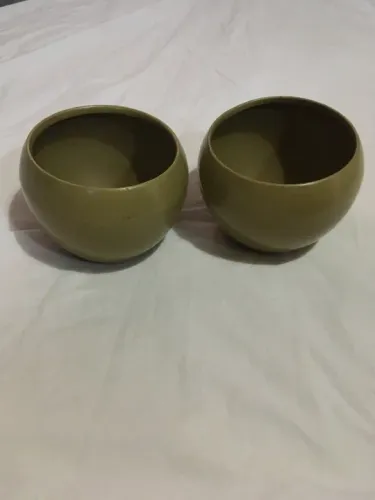 Vasos de aço dourado envelhecido