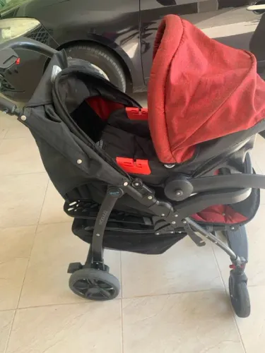 Carrinho de bebê com bebê conforto