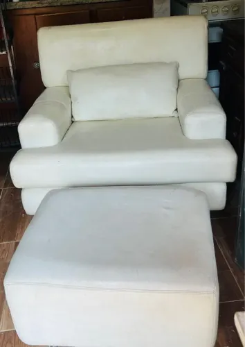poltrona c puff de Couro Branco
