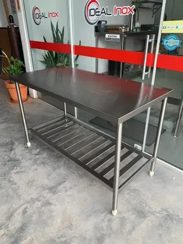 Mesa em inox nova com prateleira gradeada 