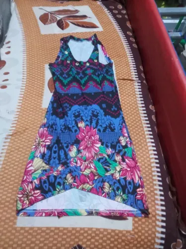vendo esse lote tamanho m p um vestido jeans macaquinha p e vestido colado e blusa