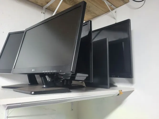 Temos vários monitores leia a descrição 