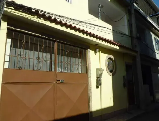 Vendo Posse de 2 Casas com entradas independentes, com 94m² cada em Cascadura