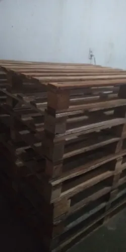 Pallets de madeira para organização