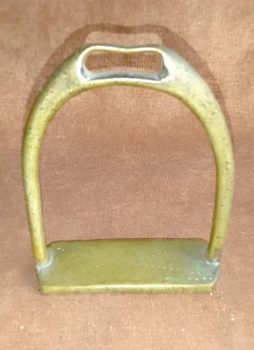 Antigo estribo em metal amarelo. Peça meados do século XX *Descrição