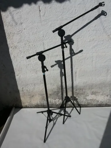 01 par de Tripé (Pedestal) de microfone 