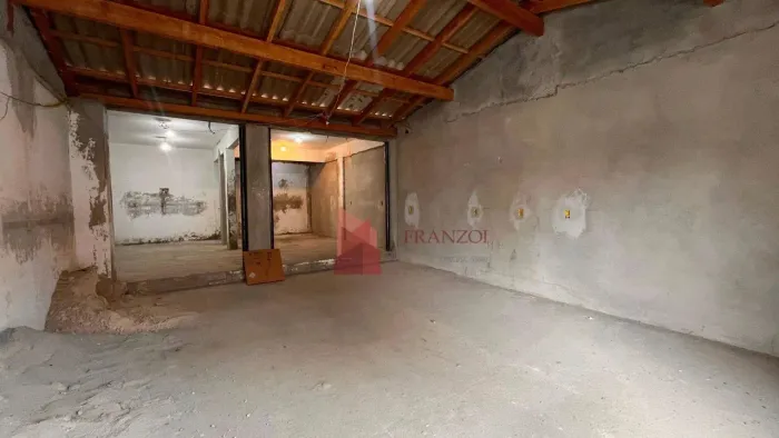 LOCAÇÃO: Sala Comercial na R. Estefano José Vanolli