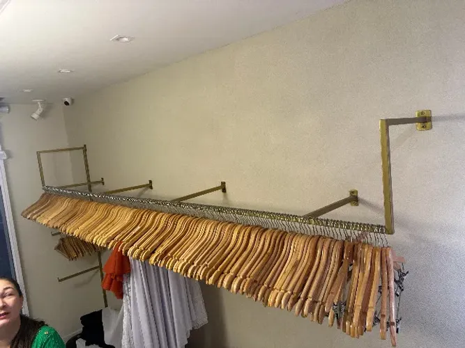 Arara suspensa em metalon dourado