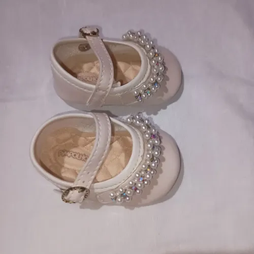 Sapatinho de Bebê com Detalhes em Pérolas - Elegância para os Primeiros Passos marca 