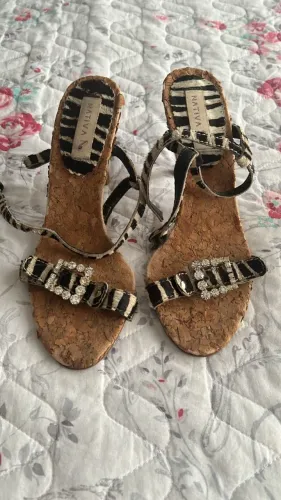 Sandália estampada Tiras e com fecho e Brilho Salto Fino Médio.