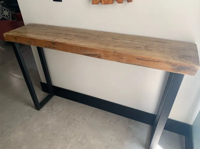 Aparador em Madeira Maciça Pequiá com pés de ferro