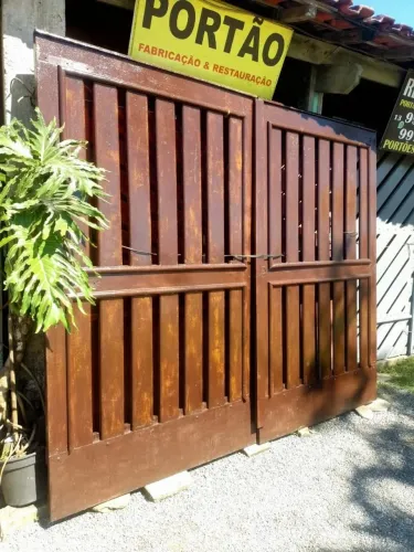 Portão de madeira 