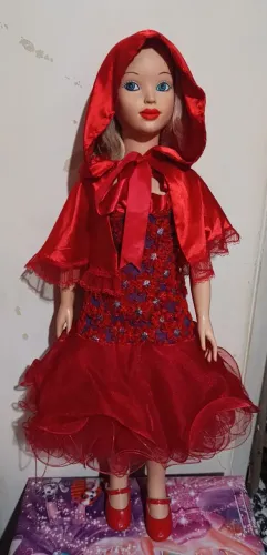 Boneca gigante customizada de chapeuzinho vermelho