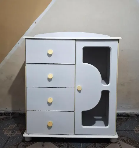 Cômoda branca com 4 gavetas e porta
