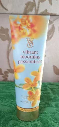 Loção Perfumada Victoria's Secret Vibrant Blooming Passionfruit