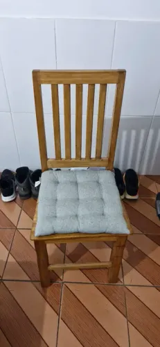 Cadeira de madeira com assento estofado