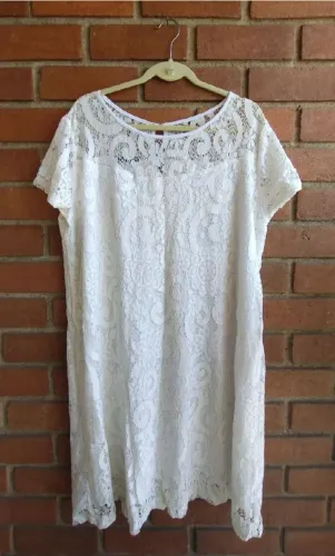 Vestido branco rendado plus size