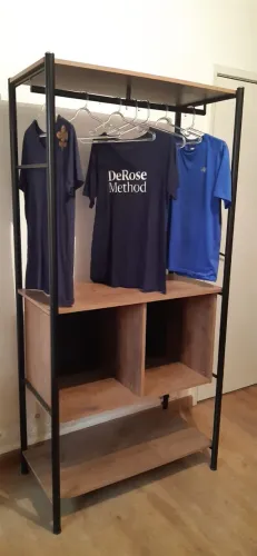 Linda peça em madeira e tubos em preto. Suporte para cabides (não acompanham o produto).