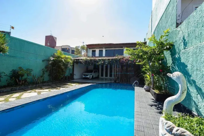 Sobrado com Piscina e Potencial de Renda  300m²  Taguatinga Norte