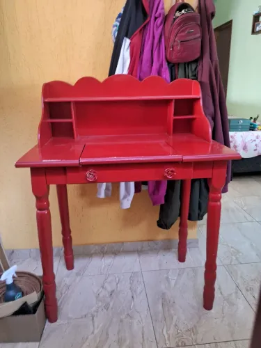 Escrivaninha Vermelha