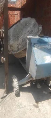 Vendo fábrica de premodados: betoneira formas de comungou,piso grama, ar-condicionado...