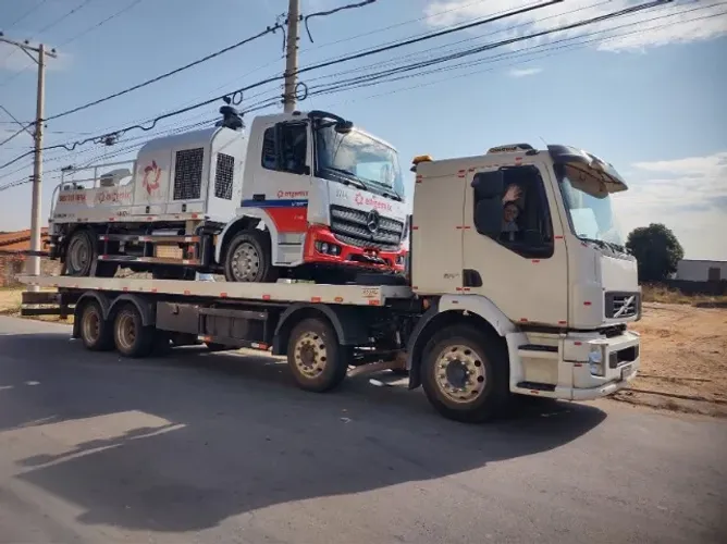 VENDO OU TROCO POR IMOVEL VOLVO VM 260 2011 PLATAFOR GUINCHO BITRUCK