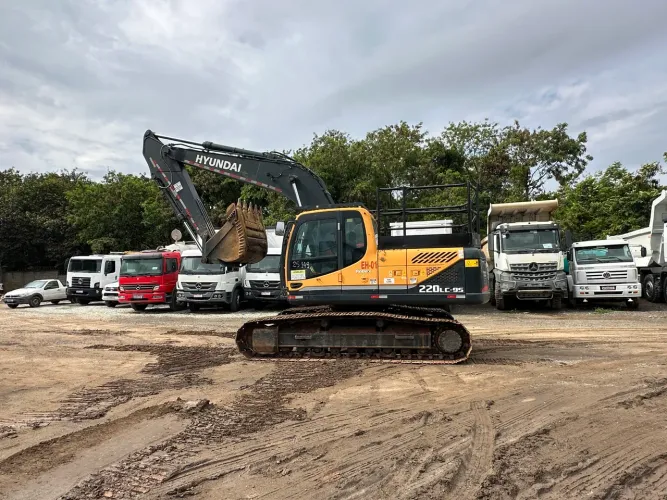 Escavadeira Hyundai 220 2020 