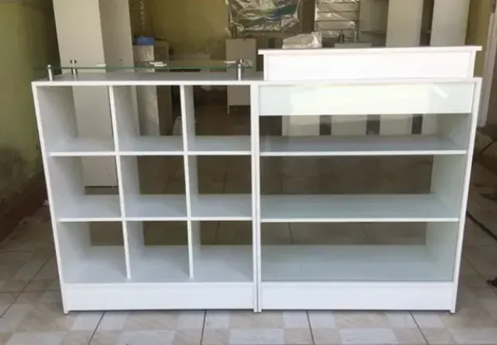 BALCÃO CAIXA VITRINE + BALCÃO COLMEIA COM TAMPO DE VIDRO