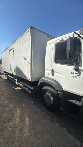 Frete e transporte em geral caminhão com rampa