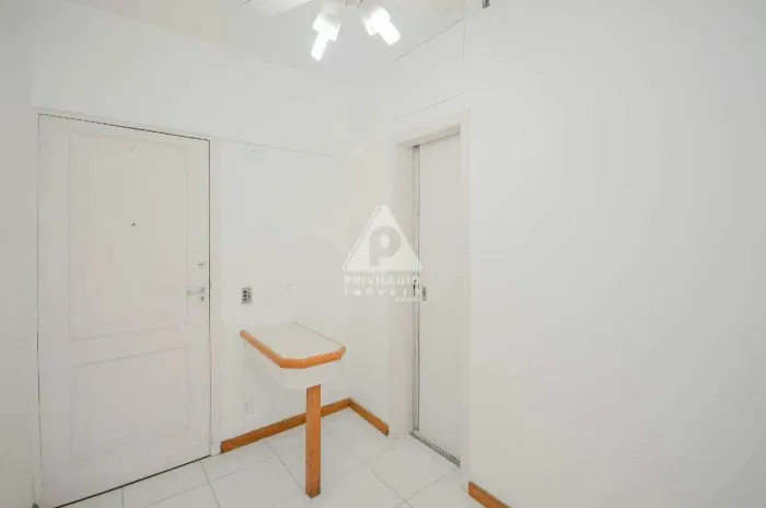 Sala comercial 25 mts, vista para o mar, 1 vaga de garagem, em Ipanema.
