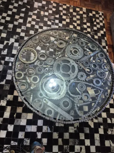 Mesa de centro com peças de moto