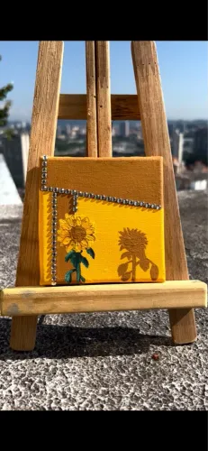 Quadro de girassol com detalhes em strass