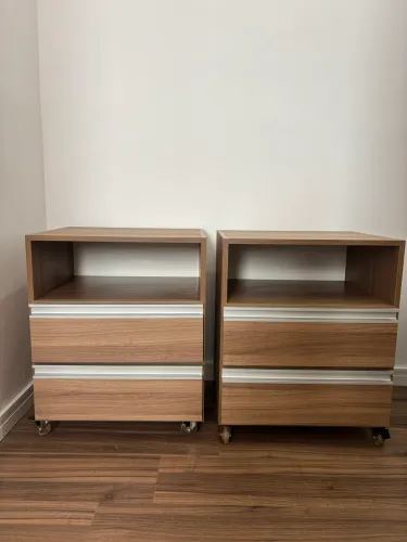 Criado mudo com gaveta e rodinha