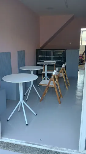 Mesas e cadeiras 