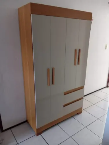 "Beleza e Funcionalidade: Guarda-Roupa 4 Portas com Pés Maya da ACP Móveis"