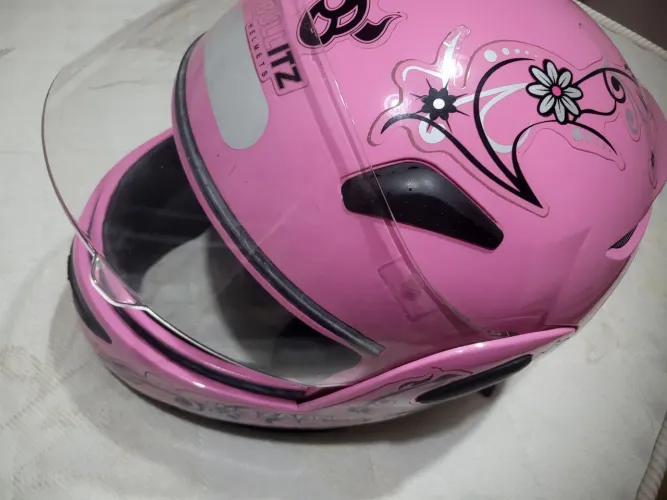 Capacete Rosa com Design Feminino - Bullitz