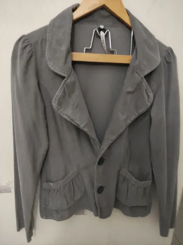 Blazer cinza com bolsos detalhados