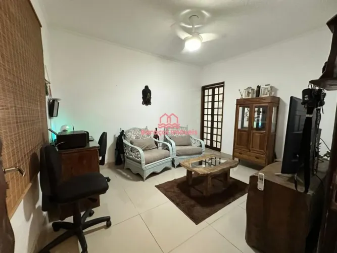 Casa à Venda em Vila Guilhermina, Praia Grande - SP
