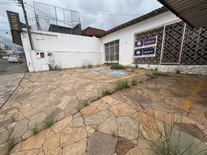 CASA PADRÃO - Residencial ou comercial- Ampla e versátil - Centro- Bauru-SP