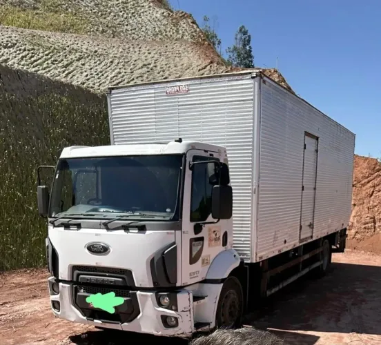 Vendo ou troco caminhão baú ""8.50"" de único dono com histórico de manutenção desde Zero.