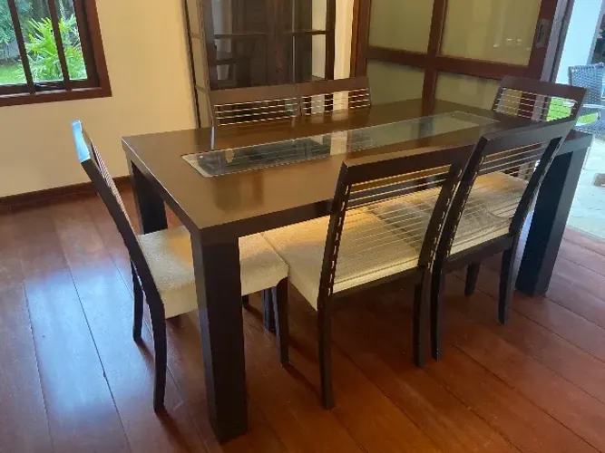Mesa de jantar com seis cadeiras 