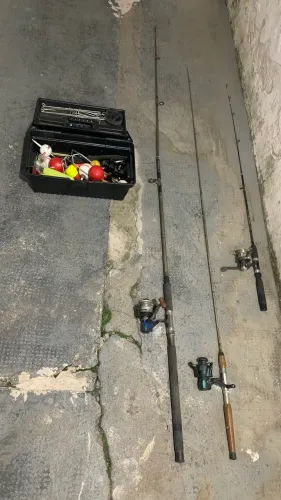 Varas de pesca com molinetes