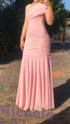 Vestido rosa de tule para festas