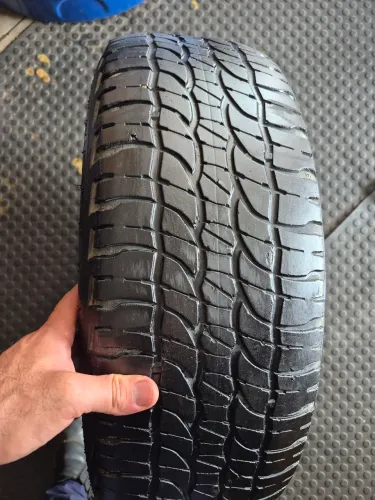 Um pneu 215/65/16 Michelin meia vida não reaberto para duster e outros (200 em 2× no ct