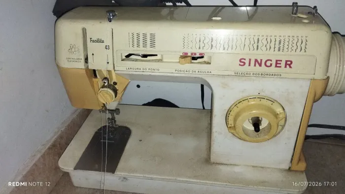 Máquina de costura Singer facilita 43 